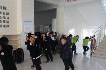 沂水县开慧实验小学举行消防疏散演练